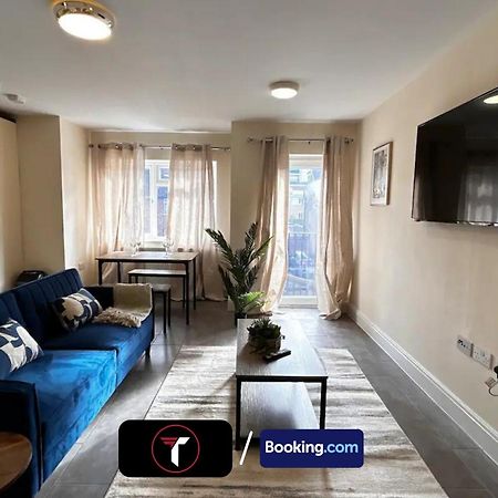 Stylish 2 Bedroom Flat By Tara Stays Short Lets & Serviced Accommodation Watford With Free Parking & Nearby Warner Studios Екстер'єр фото