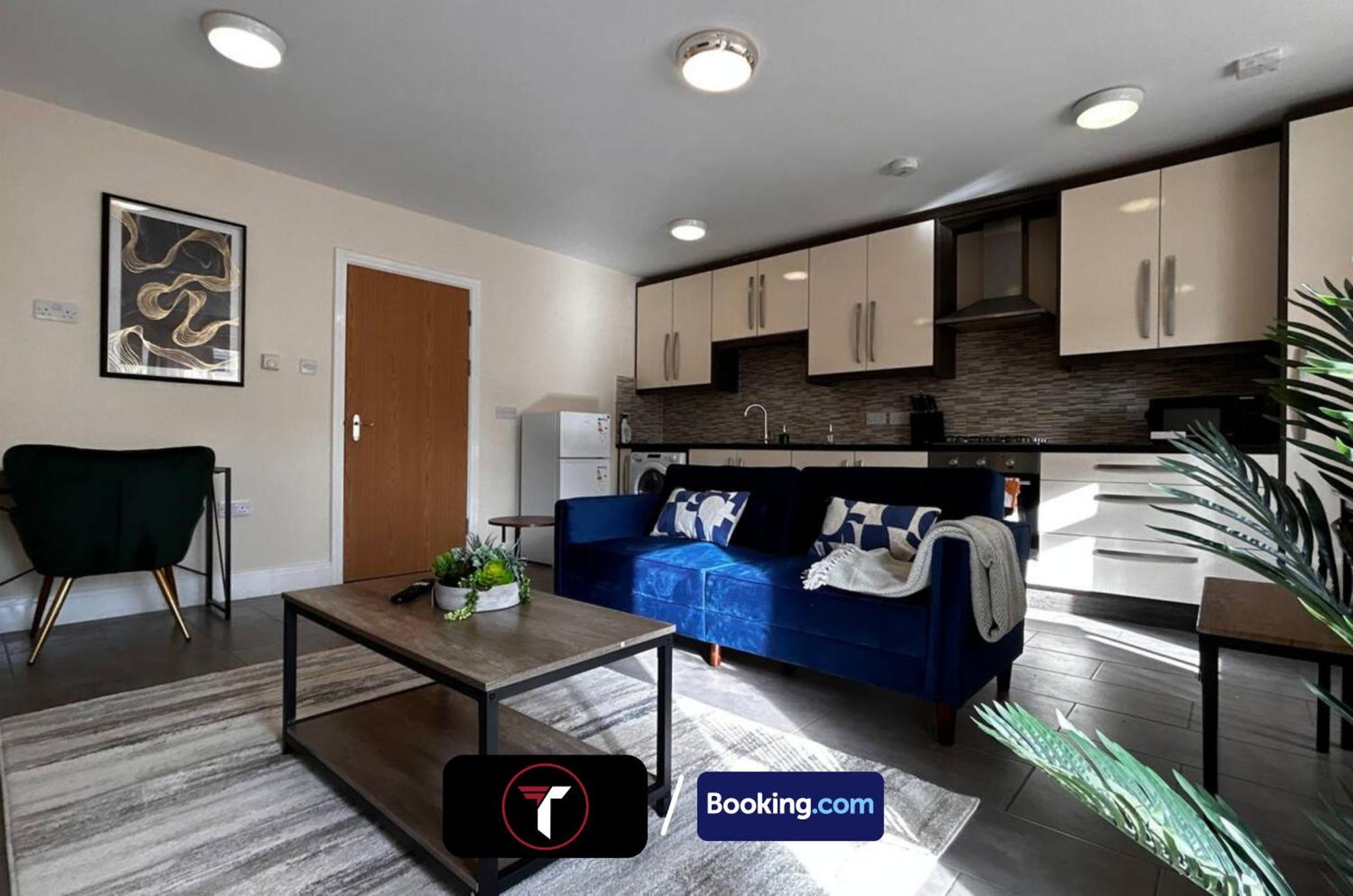 Stylish 2 Bedroom Flat By Tara Stays Short Lets & Serviced Accommodation Watford With Free Parking & Nearby Warner Studios Екстер'єр фото
